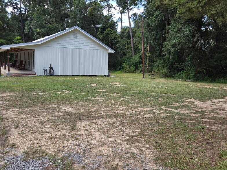 huge side & back yard lawn maintenance included - 22375 Highway 36