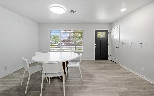 Building Photo - 5729 Abby Dr