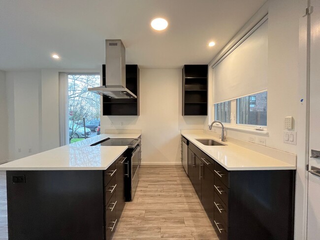 Building Photo - Beautiful 2Bed + 2.5Bath Modern Home Locat...