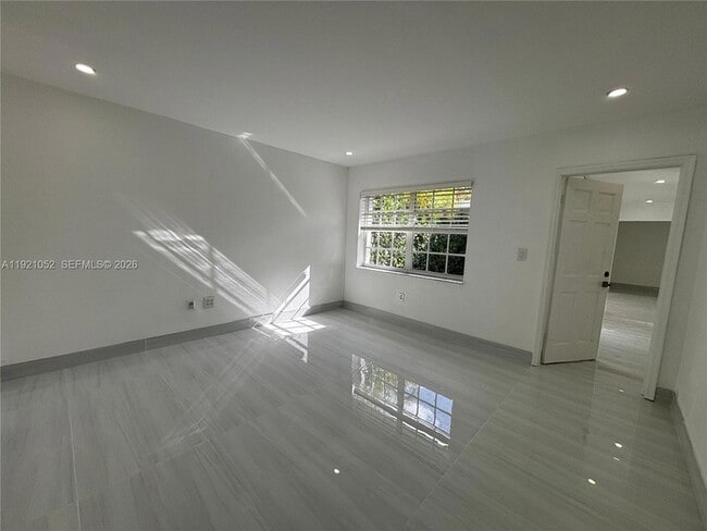 Building Photo - 725 91st St