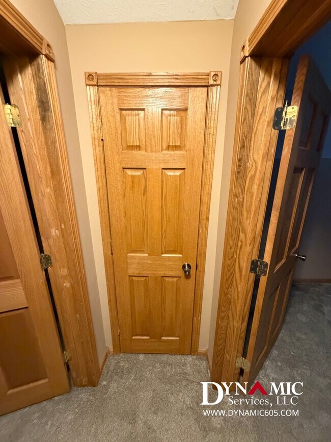 Building Photo - 717 W 16th St