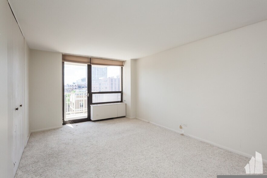 Building Photo - 3900 N Pine Grove Ave