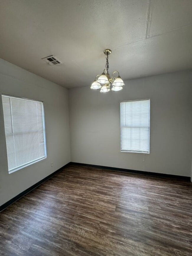 Building Photo - 2 bed 1 bath home for rent near 59th betwe...