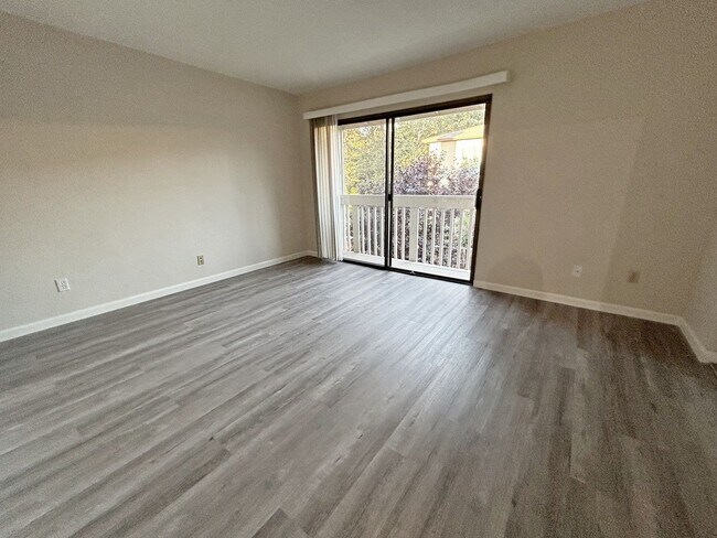 Building Photo - Bright and quiet two-story townhouse situated in the friendly Sunset Oaks community with an award...