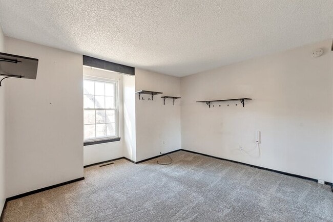 Building Photo - 2 bed 1 bath Townhome with a 2 car garage