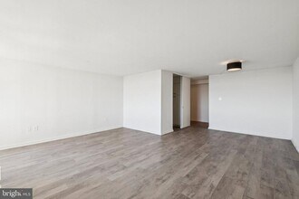 Building Photo - 604 S Washington Square