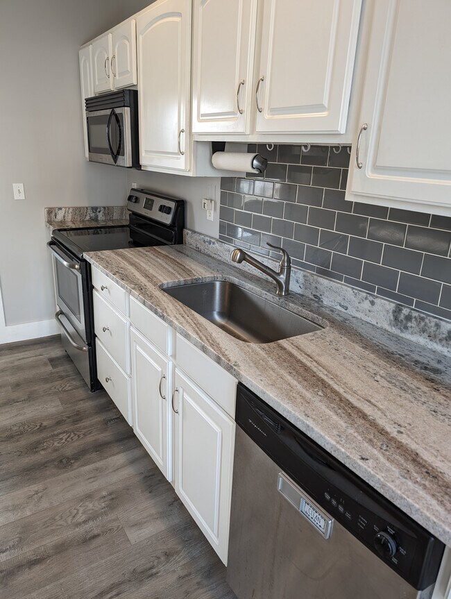 Building Photo - 264 Elm St