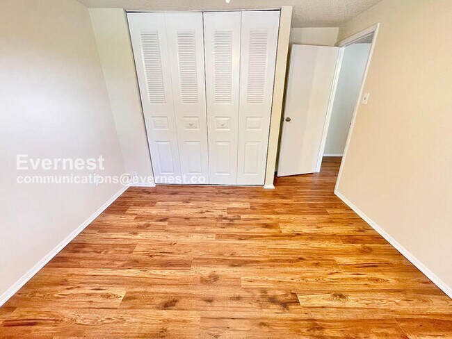 Building Photo - 3 Bed, 2.5 Bath Home with Fenced Yard & Garage / Pet-Friendly / Available Now!