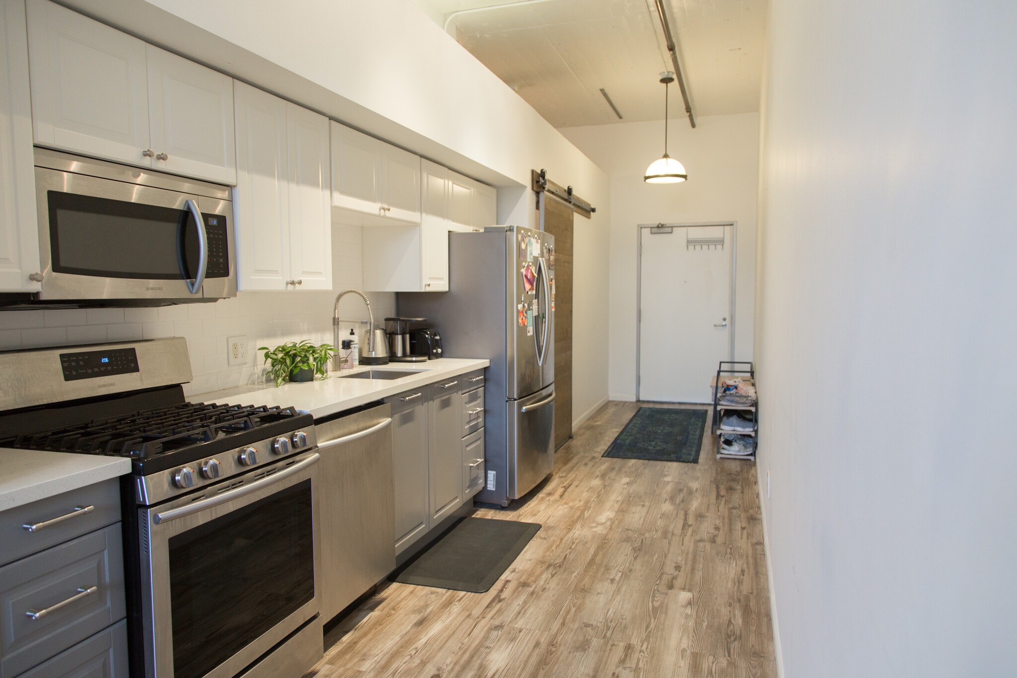 Building Photo - 420 S San Pedro St