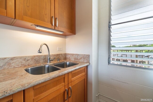 Building Photo - Salt Lake 1 BR/1BA Condo with 1 ASSIGNED P...