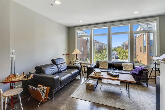 Building Photo - GREAT LOCATION!! Stunning 3BD/3.5BA luxury 4-level townhouse!