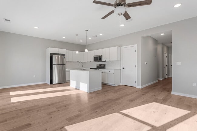 Building Photo - 100 Saw Creek Dr