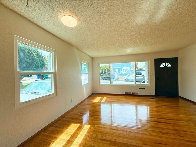 Building Photo - 4534 Muir Ave