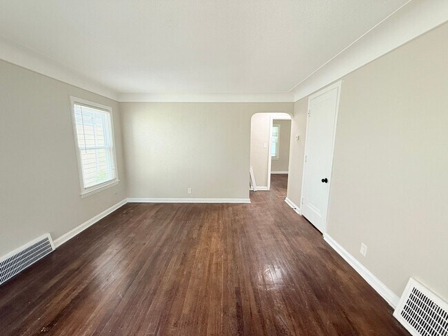 Building Photo - Freshly Renovated 3-Bedroom Home – Quality...