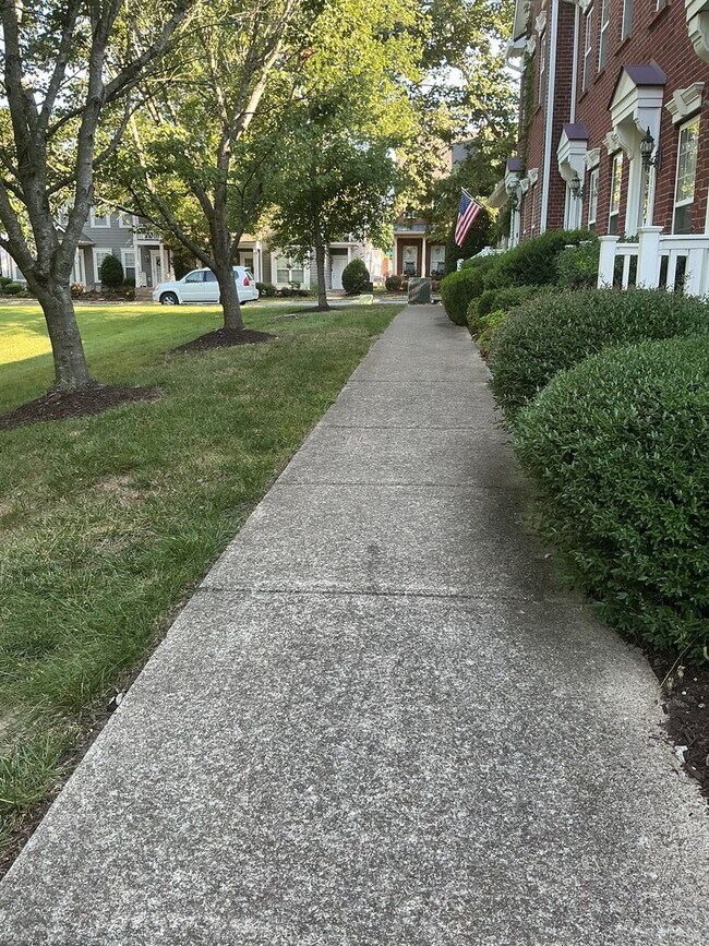 Building Photo - Beautiful 3 Bedroom, 2.5 Bath Townhouse in...