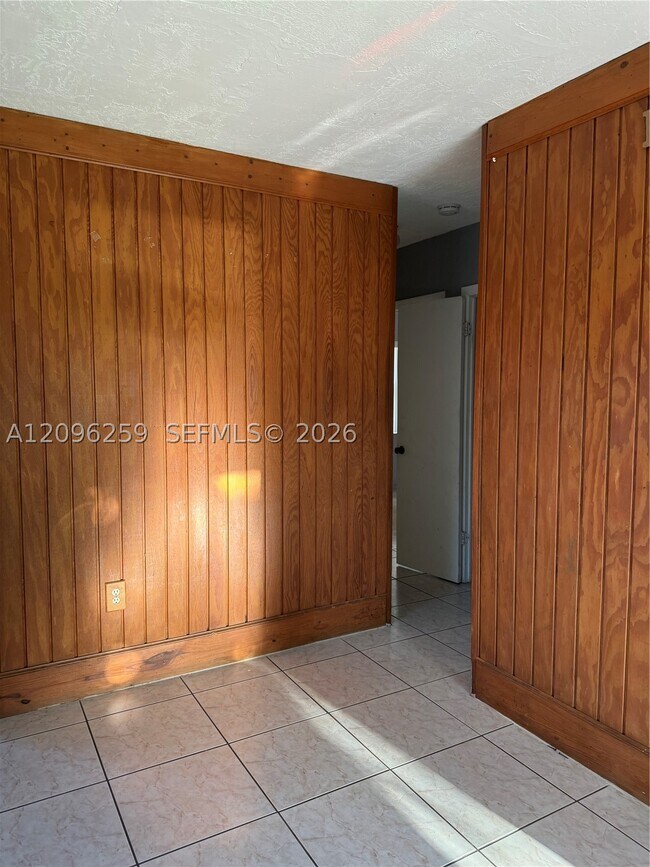 Building Photo - 6027 SW 36th Ct