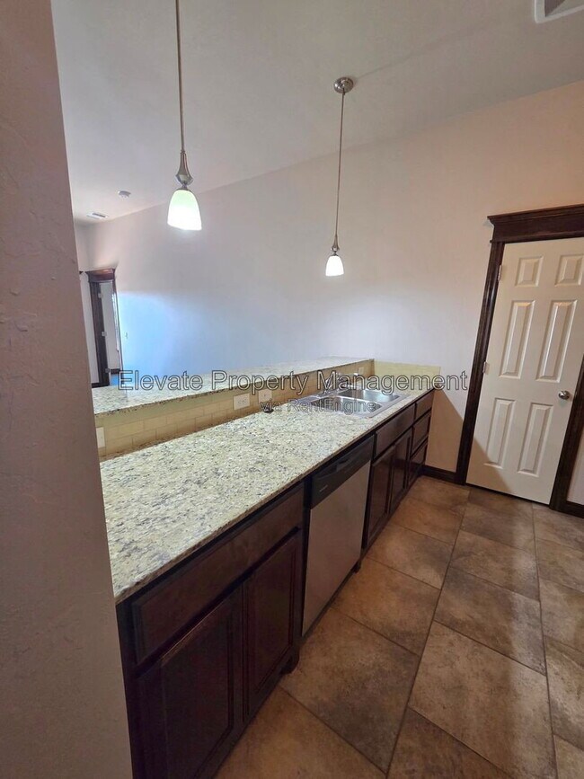 Building Photo - 2300 Starwood Wy
