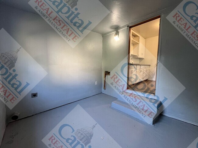 Building Photo - Cute 2 Bedroom with Detached Garage