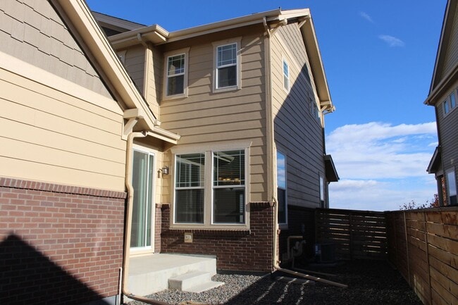 Building Photo - Move-In Ready Townhome with Open Space Vie...
