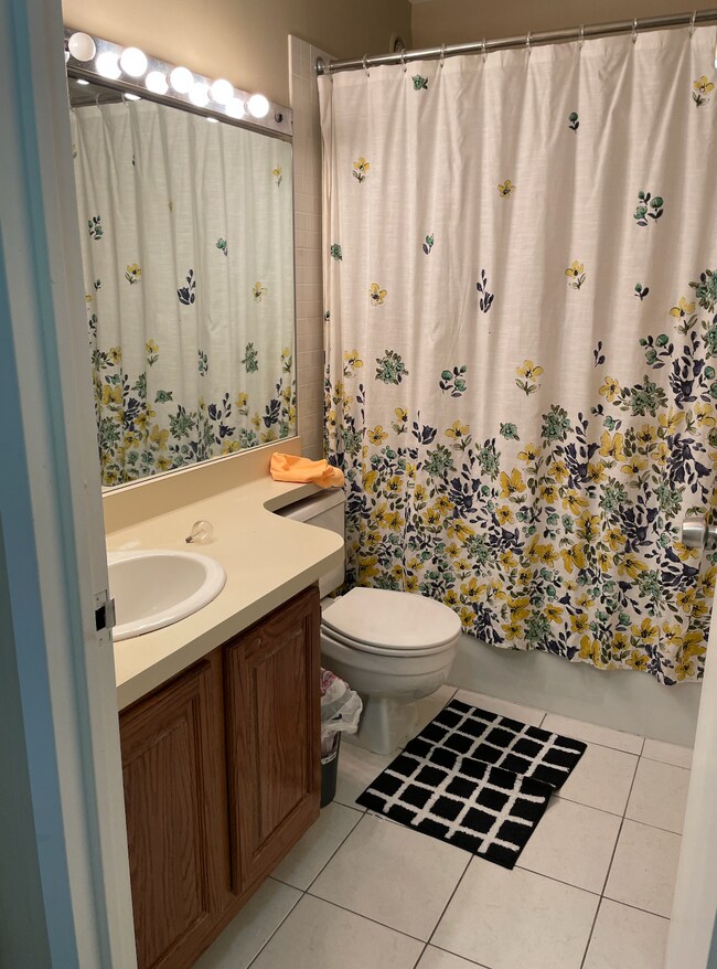 2 bathroom - 801 S Plymouth Ct