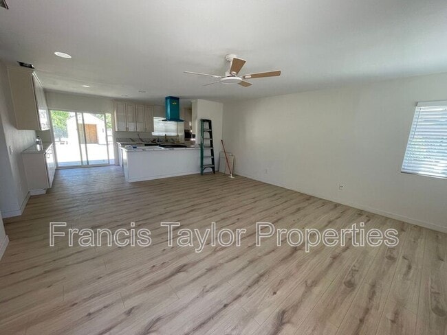 Building Photo - 1124 La Honda Dr