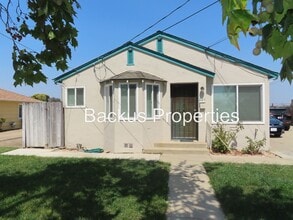 Building Photo - Wonderful duplex unit in North Salinas