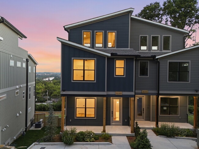 Building Photo - "Spacious 4-Bed, 4.5 bath, AMAZING views, fenced in yard