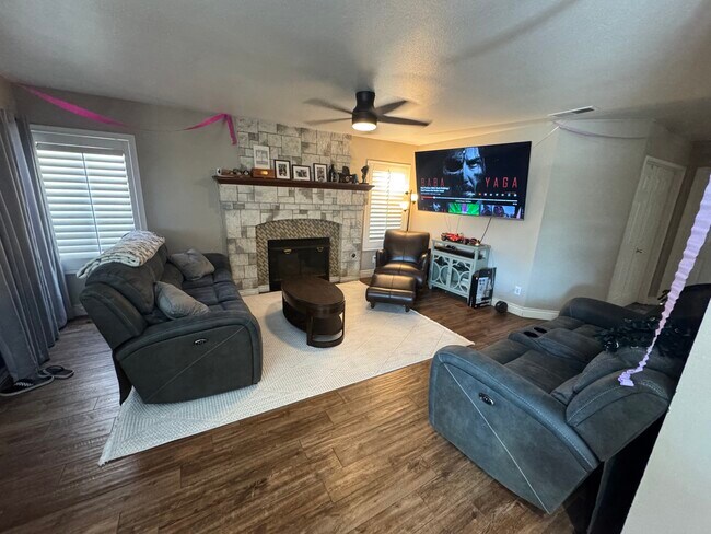 Building Photo - 10966 Larkspur Way