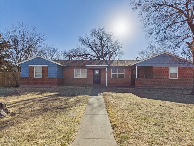 Building Photo - Charming rent ready duplex!