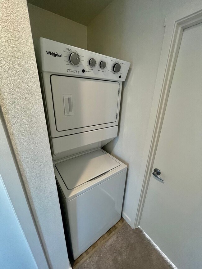 Building Photo - Spacious 2BD + Bonus Room Condo in Powellh...