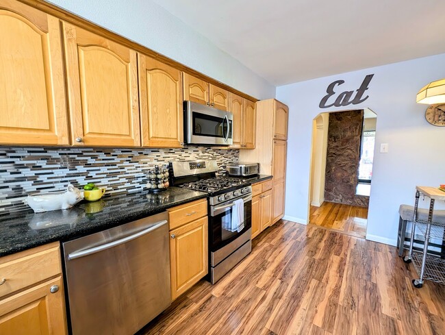 Beautiful full kitchen, with a Ninja Foodie 8 in 1 Air Fry Oven for your convenience. Toasts bread, - 3123 W 55th Ave