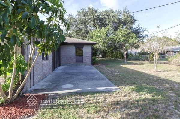 Building Photo - 621 NE Helicon Ln