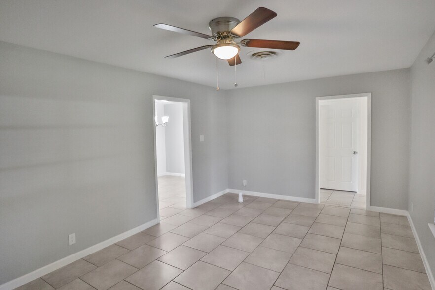 Building Photo - 309 E Wright Blvd