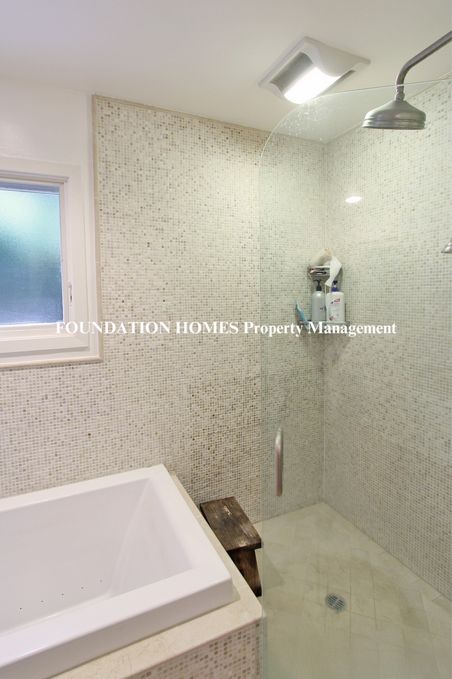 Building Photo - Boyle Park 4BD+/3.5BA, Close to town!  Gue...