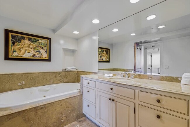 Building Photo - 1717 N Bayshore Dr