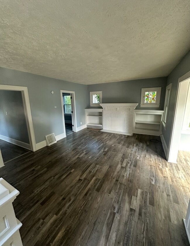 Building Photo - 4 Bed / 1 Bath Updated Floors & First-Floor Bedroom!