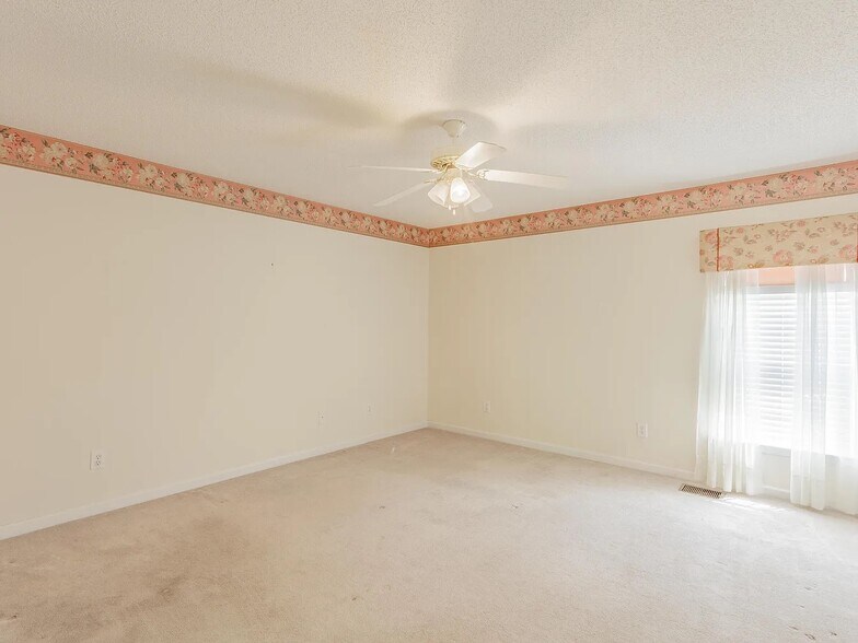 Building Photo - 1701 W Oak Dr