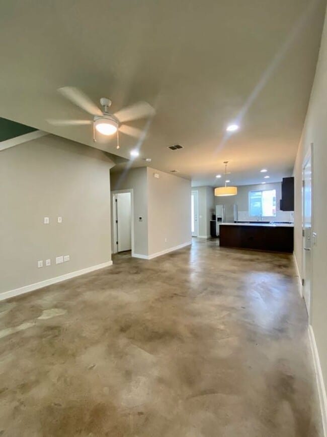 Building Photo - Beautiful Home Move in Ready Located minutes from Southtown!