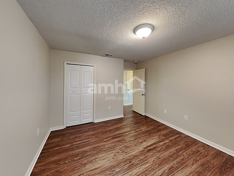 Building Photo - 16000 Wilkinson Dr