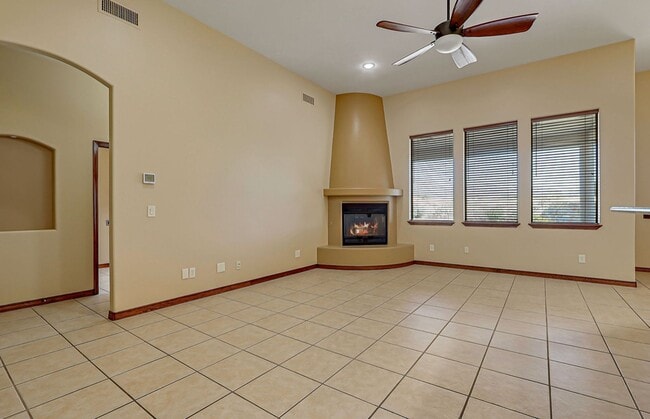 Building Photo - Beautiful Home in Sonoma Ranch with Amazin...