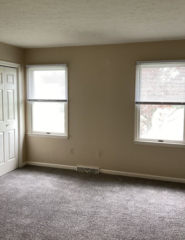 Building Photo - Well-Maintained 3-Bedroom End Unit Townhom...