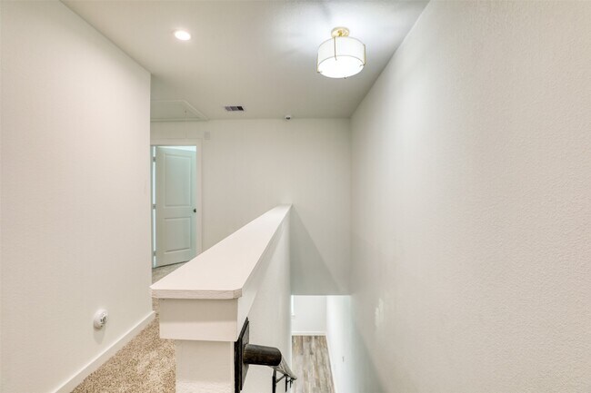 Building Photo - 3022 La Latina Dr