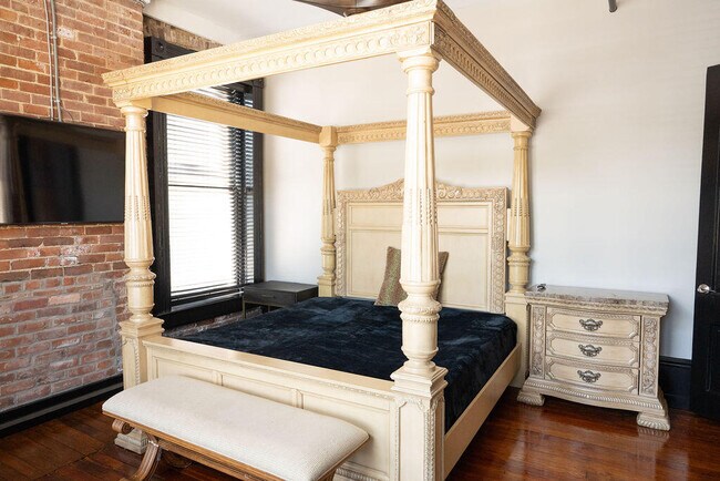 Building Photo - 275 S Limestone