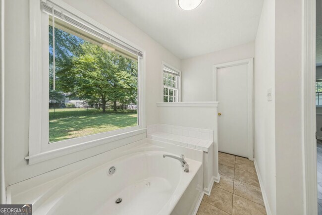 Building Photo - 3940 Hubert Dr