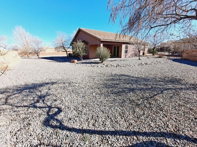 Building Photo - 3 bed 2 bath 1575 sq ft home