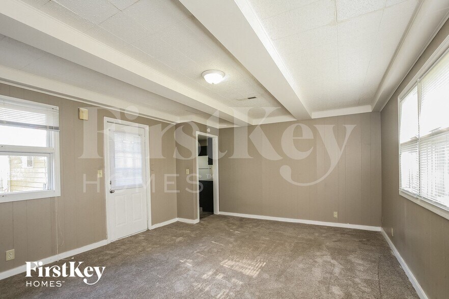 Building Photo - 4834 N Kenyon Dr