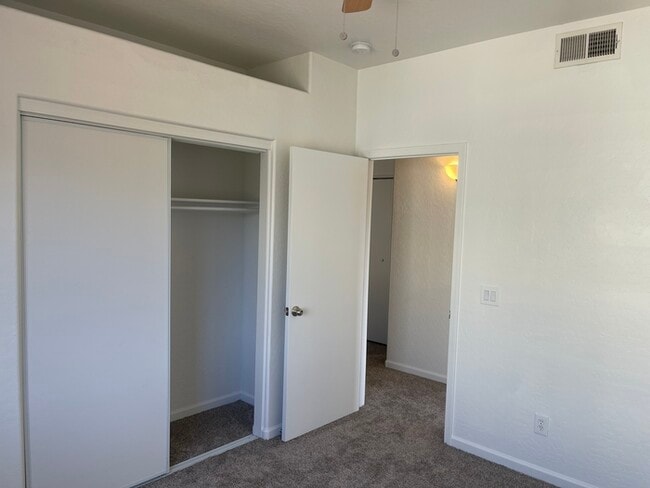 Building Photo - Clean Townhome in Great Location