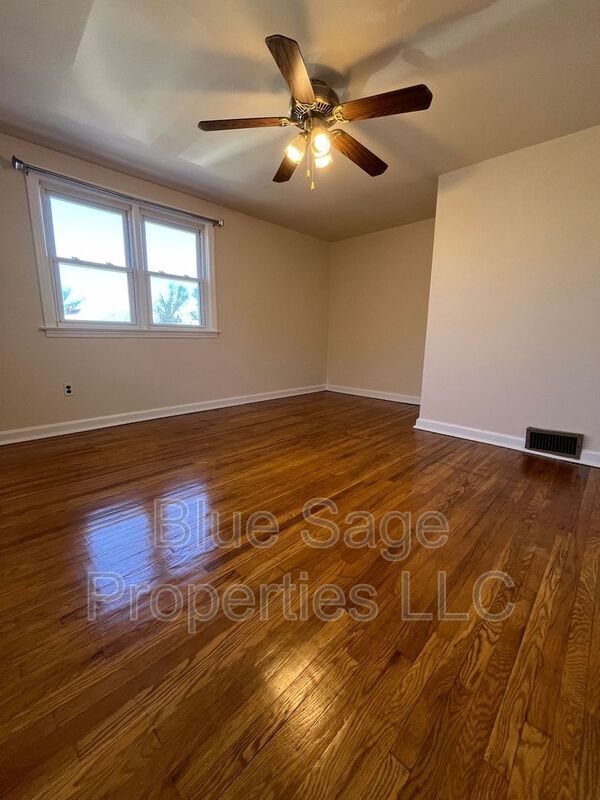 Building Photo - 202 Davis Ave