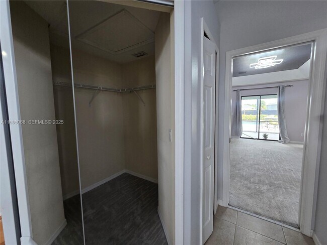 Building Photo - 3401 SW San Benito St