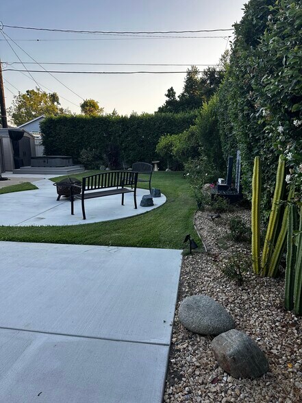 Building Photo - 229 N Griffith Park Dr